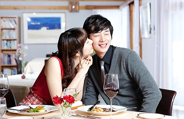 포토 JPG 해외기획촬영 접시 커플 여자 남자 꽃 행복 감정 음식 액자 포크 와인잔 술잔 의자 데이트 2010년일본 식탁 탁자 잔 책장 키스 실내 사랑 미소 웃음 들기 사람 앉기 동양인 이벤트 상반신 두명 앞모습 컵 식당 레스토랑 와인 식사 다정 커튼 분위기 나이프 외식 국내포토 식물 식기 뷰포인트 가구 컨셉 관계 모션 주류 표정 인종 내부 상점 칼 애정표현 파일형식