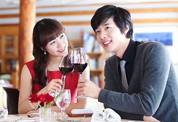 포토 JPG 해외기획촬영 커플 응시 여자 남자 꽃 행복 감정 와인잔 술잔 데이트 2010년일본 식탁 탁자 잔 실내 사랑 미소 웃음 들기 사람 앉기 동양인 이벤트 상반신 두명 앞모습 컵 식당 레스토랑 와인 식사 다정 분위기 건배 외식 국내포토 식물 식기 시선 뷰포인트 가구 컨셉 관계 모션 주류 표정 인종 내부 상점 파일형식