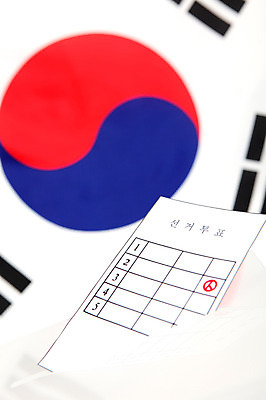 포토 JPG 스튜디오촬영 문양 무늬 한국 실내 사람없음 세로 도장 전통문양 사회 선택 국기 태극기 투표 선거 민주주의 사회이슈 태극 투표용지 투표함 찬성 선거권 참여 국내포토 전통 아시아 컨셉 내부 공동체 파일형식