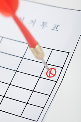 포토 JPG 스튜디오촬영 기호 생활용품 표시 실내 근접촬영 사람없음 세로 도장 놀이용품 사회 선택 투표 선거 사회이슈 다트 사인 투표용지 찬성 다트핀 송곳 사인_신호 국내포토 문자 뷰포인트 컨셉 내부 게임 민주주의 오브젝트 신호 공동체 파일형식