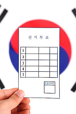 포토 JPG 스튜디오촬영 손 한국 실내 사람 근접촬영 신체부위 세로 도장 사회 국기 태극기 투표 선거 민주주의 사회이슈 투표용지 찬성 선거권 유권자 국내포토 아시아 뷰포인트 컨셉 내부 공동체 파일형식