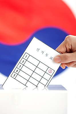 포토 JPG 스튜디오촬영 손 한국 실내 사람 신체부위 도장 사회 선택 태극기 투표 선거 민주주의 사회이슈 태극 투표용지 투표함 찬성 선거권 참여 유권자 국내포토 문양 아시아 컨셉 내부 국기 공동체 파일형식