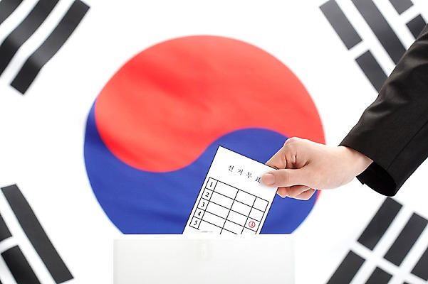 포토 JPG 스튜디오촬영 손 한국 실내 사람 신체부위 사회 선택 국기 태극기 투표 선거 민주주의 사회이슈 투표용지 투표함 찬성 선거권 참여 유권자 국내포토 아시아 컨셉 내부 공동체 파일형식