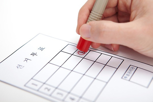 포토 JPG 스튜디오촬영 손 실내 사람 근접촬영 신체부위 도장 사회 선택 투표 선거 민주주의 사회이슈 투표용지 찬성 투표소 유권자 국내포토 뷰포인트 컨셉 내부 공동체 파일형식