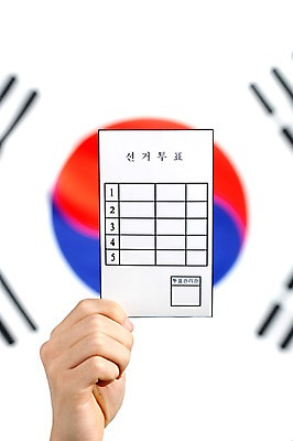 포토 JPG 스튜디오촬영 손 한국 실내 사람 신체부위 도장 사회 선택 국기 태극기 투표 선거 민주주의 사회이슈 투표용지 찬성 선거권 참여 유권자 국내포토 아시아 컨셉 내부 공동체 파일형식