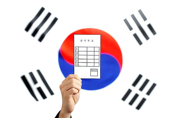 포토 JPG 스튜디오촬영 손 한국 실내 사람 신체부위 도장 사회 선택 국기 태극기 투표 선거 민주주의 사회이슈 투표용지 찬성 선거권 참여 유권자 국내포토 아시아 컨셉 내부 공동체 파일형식