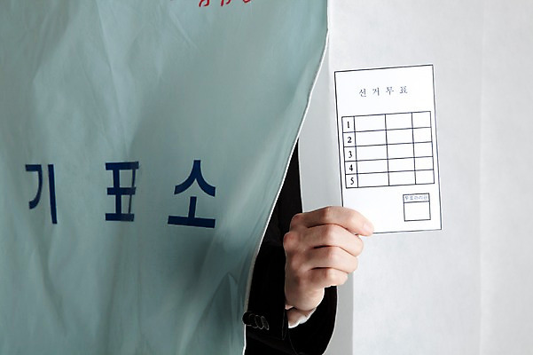 포토 JPG 스튜디오촬영 손 남자 실내 사람 신체부위 도장 사회 선택 투표 선거 사회이슈 투표용지 찬성 투표소 유권자 국내포토 컨셉 내부 민주주의 공동체 파일형식