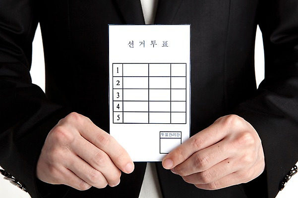 포토 JPG 스튜디오촬영 손 남자 종이 실내 한명 사람 정장 상반신 신체부위 사회 선택 투표 선거 민주주의 사회이슈 투표용지 찬성 유권자 국내포토 1 옷 컨셉 내부 공동체 파일형식