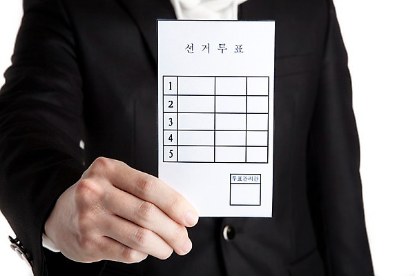 포토 JPG 스튜디오촬영 손 남자 종이 실내 한명 사람 정장 상반신 신체부위 도장 사회 선택 투표 선거 민주주의 사회이슈 투표용지 찬성 유권자 국내포토 1 옷 컨셉 내부 공동체 파일형식