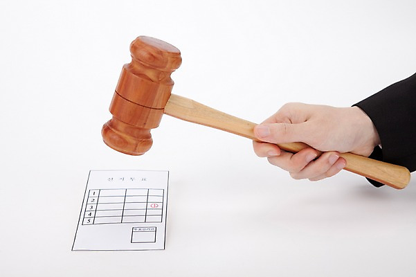 포토 JPG 스튜디오촬영 손 종이 실내 누끼 사람 신체부위 사회 선택 투표 선거 민주주의 사회이슈 오브젝트 투표용지 의사봉 의견 찬성 국내포토 컨셉 내부 공동체 파일형식