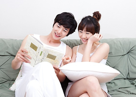 포토 JPG 해외기획촬영 라이프스타일 커플 여자 남자 여유 쿠션 의자 2010년일본 베개 휴식 실내 사랑 미소 웃음 사람 앉기 동양인 상반신 취미 두명 라이프 앞모습 책 소파 독서 잡지 국내포토 감정 뷰포인트 가구 컨셉 관계 침구 모션 표정 인종 내부 생활 간행물 파일형식