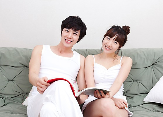 포토 JPG 해외기획촬영 라이프스타일 커플 여자 남자 여유 쿠션 의자 2010년일본 베개 휴식 실내 사랑 미소 웃음 사람 앉기 동양인 상반신 취미 두명 라이프 앞모습 책 소파 독서 잡지 국내포토 감정 뷰포인트 가구 컨셉 관계 침구 모션 표정 인종 내부 생활 간행물 파일형식