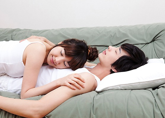 포토 JPG 해외기획촬영 라이프스타일 커플 여자 남자 여유 2010년일본 베개 침구 안기 포옹 휴식 실내 사랑 미소 웃음 사람 동양인 상반신 취미 두명 라이프 옆모습 소파 눕기 눈감음 잠 수면 편안함 국내포토 감정 뷰포인트 컨셉 의자 관계 모션 표정 인종 내부 생활 물 감각 파일형식