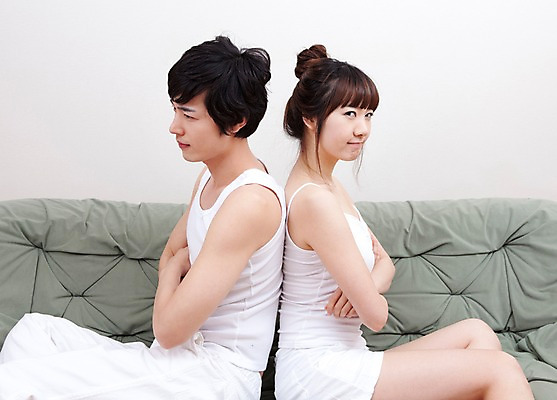 포토 JPG 전신 해외기획촬영 라이프스타일 커플 여자 남자 여유 의자 2010년일본 휴식 실내 사랑 사람 앉기 동양인 취미 두명 라이프 옆모습 소파 기댐 싸움 사랑싸움 불화 국내포토 감정 뷰포인트 가구 컨셉 관계 모션 인종 내부 생활 파일형식