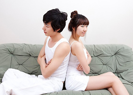 포토 JPG 전신 해외기획촬영 라이프스타일 커플 여자 남자 여유 의자 2010년일본 휴식 실내 사랑 사람 앉기 동양인 취미 두명 라이프 옆모습 소파 기댐 싸움 사랑싸움 불화 국내포토 감정 뷰포인트 가구 컨셉 관계 모션 인종 내부 생활 파일형식