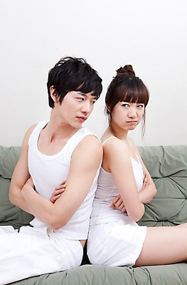 포토 JPG 전신 해외기획촬영 라이프스타일 커플 시선 여자 남자 여유 의자 2010년일본 휴식 실내 사랑 사람 앉기 동양인 취미 두명 라이프 옆모습 소파 팔짱 기댐 싸움 사랑싸움 노려봄 불화 국내포토 감정 뷰포인트 가구 컨셉 관계 모션 표정 인종 내부 생활 파일형식