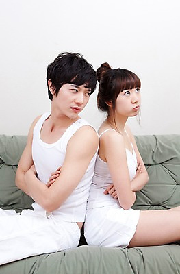 포토 JPG 전신 해외기획촬영 라이프스타일 커플 시선 여자 남자 의자 2010년일본 휴식 실내 사랑 사람 앉기 동양인 취미 두명 라이프 옆모습 소파 팔짱 기댐 싸움 사랑싸움 노려봄 불화 국내포토 감정 뷰포인트 가구 컨셉 관계 모션 표정 인종 내부 생활 파일형식