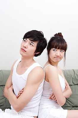 포토 JPG 해외기획촬영 라이프스타일 커플 여자 남자 의자 2010년일본 휴식 실내 사랑 사람 앉기 동양인 상반신 취미 두명 라이프 옆모습 소파 기댐 싸움 갈등 사랑싸움 불화 국내포토 감정 뷰포인트 가구 컨셉 관계 모션 인종 내부 생활 파일형식