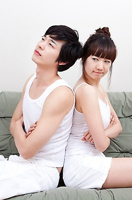 포토 JPG 전신 해외기획촬영 라이프스타일 커플 여자 남자 의자 2010년일본 휴식 실내 사랑 사람 앉기 동양인 취미 두명 라이프 옆모습 소파 기댐 싸움 갈등 사랑싸움 불화 국내포토 감정 뷰포인트 가구 컨셉 관계 모션 인종 내부 생활 파일형식