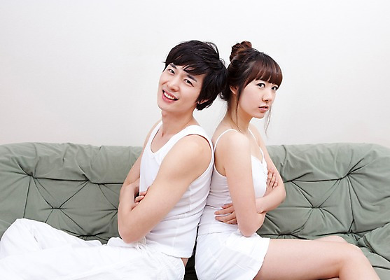 포토 JPG 해외기획촬영 라이프스타일 커플 여자 남자 여유 의자 장난 2010년일본 휴식 실내 표정 사랑 미소 웃음 사람 앉기 동양인 상반신 취미 두명 라이프 옆모습 소파 팔짱 기댐 국내포토 감정 뷰포인트 가구 컨셉 관계 모션 인종 내부 생활 파일형식