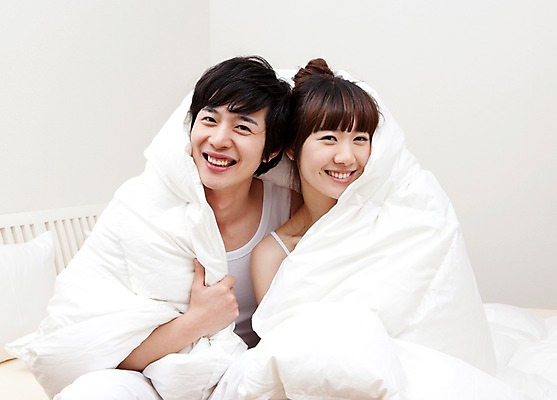 포토 JPG 해외기획촬영 라이프스타일 커플 여자 남자 행복 여유 2010년일본 침구 휴식 실내 사랑 미소 웃음 사람 앉기 동양인 상반신 취미 두명 라이프 앞모습 다정 침실 이불 기상 침대 국내포토 감정 뷰포인트 가구 컨셉 관계 모션 표정 인종 내부 생활 파일형식