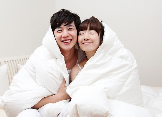 포토 JPG 해외기획촬영 라이프스타일 커플 여자 남자 행복 여유 2010년일본 침구 휴식 실내 사랑 미소 웃음 사람 앉기 동양인 상반신 취미 두명 라이프 앞모습 다정 침실 이불 기상 침대 국내포토 감정 뷰포인트 가구 컨셉 관계 모션 표정 인종 내부 생활 파일형식