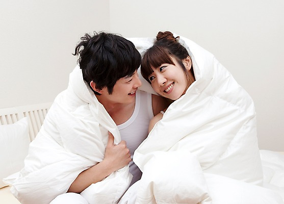 포토 JPG 해외기획촬영 라이프스타일 커플 응시 여자 남자 행복 여유 2010년일본 침구 휴식 실내 사랑 미소 웃음 사람 앉기 동양인 상반신 취미 두명 라이프 앞모습 마주보기 다정 침실 이불 기상 침대 국내포토 시선 감정 뷰포인트 가구 컨셉 관계 모션 표정 인종 내부 생활 파일형식