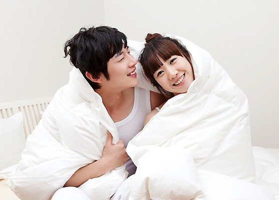 포토 JPG 해외기획촬영 라이프스타일 커플 여자 남자 행복 여유 2010년일본 침구 휴식 실내 사랑 미소 웃음 사람 앉기 동양인 상반신 취미 두명 라이프 앞모습 눈감음 다정 침실 이불 기상 침대 국내포토 감정 뷰포인트 가구 컨셉 관계 모션 표정 인종 내부 생활 파일형식