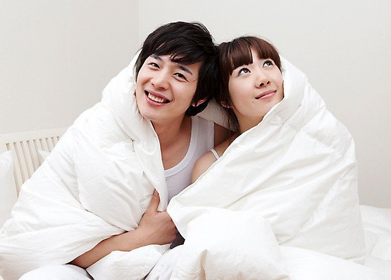 포토 JPG 해외기획촬영 라이프스타일 커플 여자 남자 행복 여유 생각 2010년일본 침구 상상 휴식 실내 사랑 미소 웃음 사람 앉기 동양인 상반신 취미 두명 라이프 앞모습 침실 이불 기상 침대 국내포토 감정 뷰포인트 가구 컨셉 관계 모션 표정 인종 내부 생활 파일형식