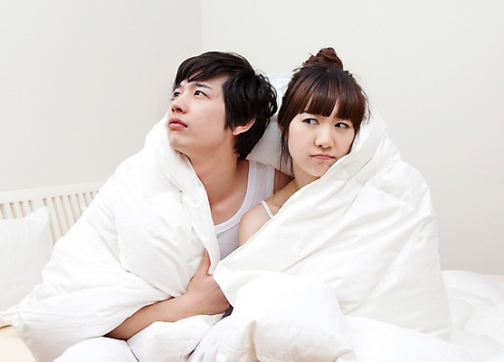 포토 JPG 해외기획촬영 라이프스타일 커플 여자 남자 여유 2010년일본 침구 휴식 실내 피곤 사랑 사람 앉기 동양인 상반신 취미 두명 라이프 앞모습 침실 이불 기상 침대 잠 수면 싸움 갈등 국내포토 감정 뷰포인트 가구 컨셉 관계 모션 인종 내부 생활 물 파일형식