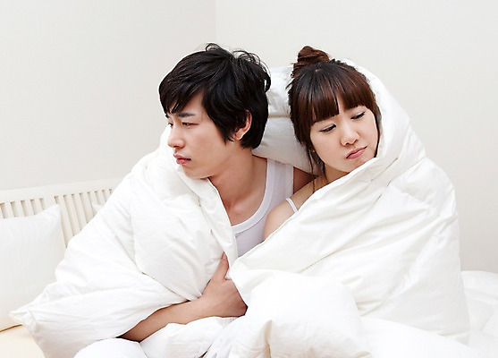 포토 JPG 해외기획촬영 라이프스타일 커플 여자 남자 여유 2010년일본 침구 휴식 실내 피곤 사랑 사람 앉기 동양인 상반신 취미 두명 라이프 앞모습 침실 이불 기상 침대 잠 수면 싸움 국내포토 감정 뷰포인트 가구 컨셉 관계 모션 인종 내부 생활 물 파일형식