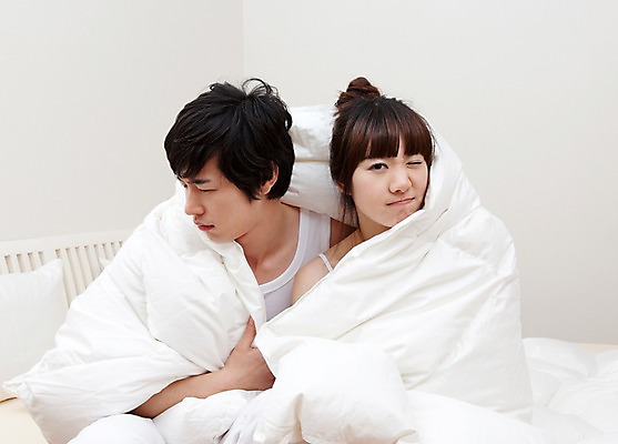 포토 JPG 해외기획촬영 라이프스타일 커플 여자 남자 여유 장난 2010년일본 침구 휴식 실내 피곤 사랑 사람 앉기 동양인 상반신 취미 두명 라이프 앞모습 침실 이불 기상 침대 잠 수면 국내포토 감정 뷰포인트 가구 컨셉 관계 모션 인종 내부 생활 물 파일형식