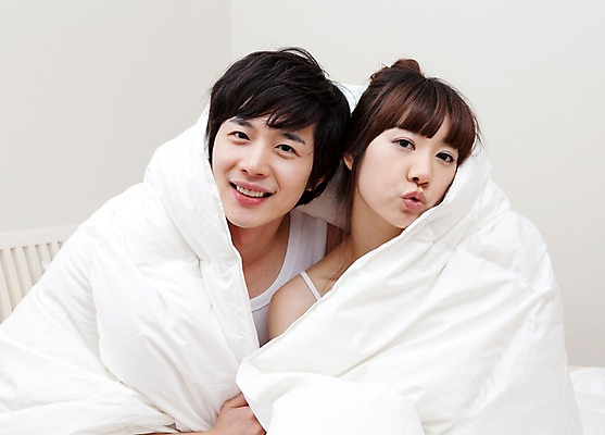 포토 JPG 해외기획촬영 라이프스타일 커플 여자 남자 여유 2010년일본 침구 휴식 실내 표정 사랑 미소 웃음 사람 앉기 동양인 상반신 취미 두명 라이프 앞모습 눈감음 침실 이불 기상 침대 국내포토 감정 뷰포인트 가구 컨셉 관계 모션 인종 내부 생활 파일형식