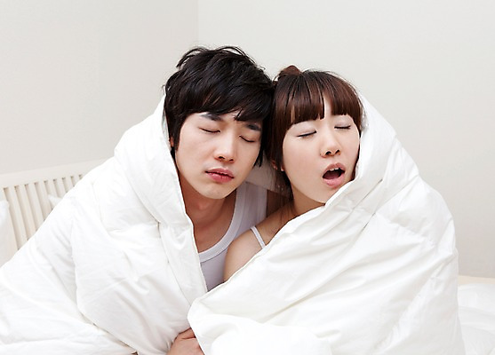 포토 JPG 해외기획촬영 라이프스타일 커플 여자 남자 여유 2010년일본 침구 휴식 실내 피곤 사랑 사람 앉기 동양인 상반신 취미 두명 라이프 앞모습 눈감음 이불 기상 침대 잠 수면 졸음 하품 국내포토 감정 뷰포인트 가구 컨셉 관계 모션 인종 내부 생활 물 생리현상 파일형식