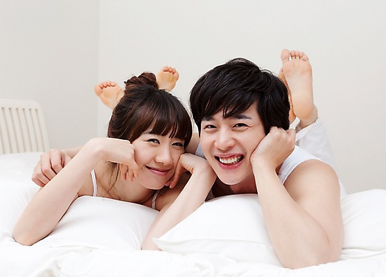 포토 JPG 전신 해외기획촬영 라이프스타일 커플 여자 남자 여유 엎드리기 2010년일본 베개 침구 어깨동무 휴식 실내 사랑 미소 웃음 사람 동양인 취미 두명 라이프 앞모습 다정 이불 국내포토 감정 뷰포인트 포즈 컨셉 관계 모션 표정 인종 내부 생활 파일형식