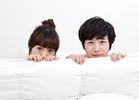 포토 JPG 해외기획촬영 라이프스타일 커플 여자 남자 여유 2010년일본 침구 휴식 실내 사람 동양인 상반신 취미 두명 라이프 앞모습 이불 국내포토 감정 뷰포인트 컨셉 관계 인종 내부 생활 파일형식