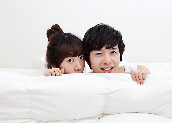 포토 JPG 해외기획촬영 라이프스타일 커플 여자 남자 여유 2010년일본 침구 휴식 실내 미소 웃음 사람 동양인 상반신 취미 두명 라이프 앞모습 이불 국내포토 감정 뷰포인트 컨셉 관계 표정 인종 내부 생활 파일형식