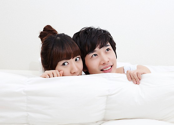 포토 JPG 해외기획촬영 라이프스타일 커플 여자 남자 여유 2010년일본 침구 휴식 실내 미소 웃음 사람 동양인 상반신 취미 두명 라이프 앞모습 이불 국내포토 감정 뷰포인트 컨셉 관계 표정 인종 내부 생활 파일형식