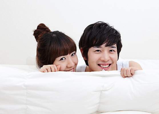 포토 JPG 해외기획촬영 라이프스타일 커플 여자 남자 여유 2010년일본 침구 휴식 실내 미소 웃음 사람 동양인 상반신 취미 두명 라이프 앞모습 이불 국내포토 감정 뷰포인트 컨셉 관계 표정 인종 내부 생활 파일형식