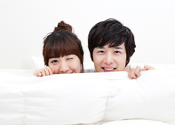 포토 JPG 해외기획촬영 라이프스타일 커플 여자 남자 여유 2010년일본 침구 휴식 실내 윙크 미소 웃음 사람 동양인 상반신 취미 두명 라이프 앞모습 이불 국내포토 감정 뷰포인트 컨셉 관계 표정 인종 내부 생활 파일형식