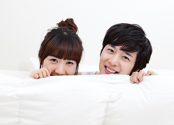 포토 JPG 해외기획촬영 라이프스타일 커플 여자 남자 여유 2010년일본 침구 휴식 실내 미소 웃음 사람 동양인 상반신 취미 두명 라이프 앞모습 이불 국내포토 감정 뷰포인트 컨셉 관계 표정 인종 내부 생활 파일형식