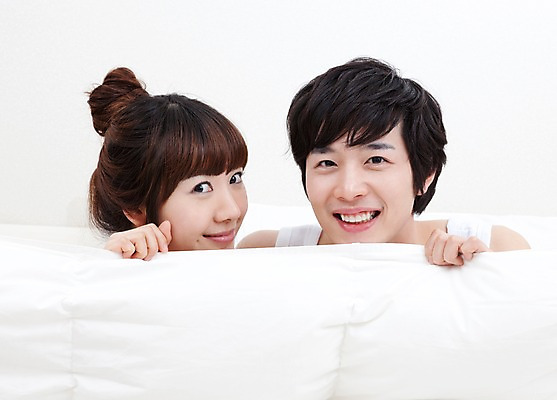 포토 JPG 해외기획촬영 라이프스타일 커플 여자 남자 여유 2010년일본 침구 휴식 실내 미소 웃음 사람 동양인 상반신 취미 두명 라이프 앞모습 이불 국내포토 감정 뷰포인트 컨셉 관계 표정 인종 내부 생활 파일형식