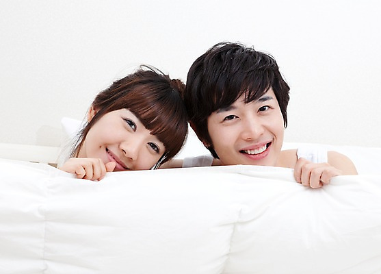 포토 JPG 해외기획촬영 라이프스타일 커플 여자 남자 여유 2010년일본 침구 휴식 실내 미소 웃음 사람 동양인 상반신 취미 두명 라이프 앞모습 이불 국내포토 감정 뷰포인트 컨셉 관계 표정 인종 내부 생활 파일형식