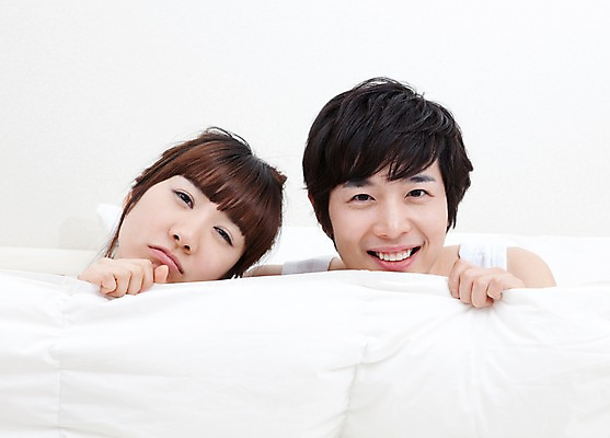 포토 JPG 해외기획촬영 라이프스타일 커플 여자 남자 여유 2010년일본 침구 휴식 실내 미소 웃음 사람 동양인 상반신 취미 두명 라이프 앞모습 이불 국내포토 감정 뷰포인트 컨셉 관계 표정 인종 내부 생활 파일형식