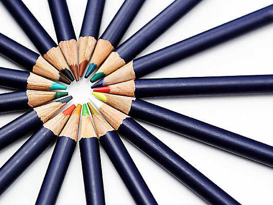 포토 JPG 스튜디오촬영 백그라운드 무늬 패턴 문구용품 학용품 색연필 실내 사람없음 컬러풀 필기구 연필 사무용품 여러개 원형 오브젝트 색연필백그라운드 국내포토 도형 컬러 다수 내부 파일형식