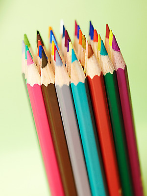 포토 JPG 스튜디오촬영 백그라운드 패턴 문구용품 학용품 색연필 실내 사람없음 아웃포커스 컬러풀 필기구 연필 사무용품 여러개 오브젝트 일렬 색연필백그라운드 연필심 국내포토 컬러 다수 무늬 촬영기법 내부 파일형식