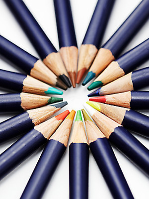 포토 JPG 스튜디오촬영 백그라운드 무늬 패턴 문구용품 학용품 색연필 실내 사람없음 하이앵글 컬러풀 필기구 연필 사무용품 여러개 원형 오브젝트 일렬 색연필백그라운드 국내포토 도형 뷰포인트 컬러 다수 내부 파일형식