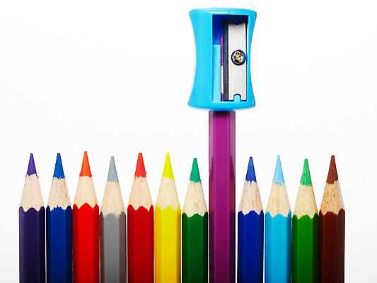 포토 JPG 스튜디오촬영 백그라운드 패턴 문구용품 학용품 색연필 실내 사람없음 컬러풀 필기구 연필 사무용품 여러개 오브젝트 일렬 색연필백그라운드 연필깎이 국내포토 컬러 다수 무늬 내부 파일형식