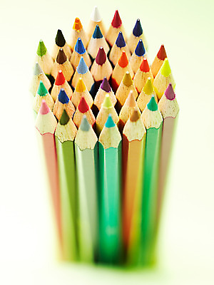 포토 JPG 스튜디오촬영 백그라운드 패턴 문구용품 학용품 색연필 실내 사람없음 아웃포커스 하이앵글 컬러풀 필기구 연필 사무용품 여러개 오브젝트 일렬 색연필백그라운드 국내포토 뷰포인트 컬러 다수 무늬 촬영기법 내부 파일형식