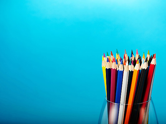 포토 JPG 스튜디오촬영 백그라운드 패턴 문구용품 학용품 색연필 잔 실내 사람없음 컵 컬러풀 필기구 연필 사무용품 여러개 오브젝트 일렬 색연필백그라운드 국내포토 식기 컬러 다수 무늬 내부 파일형식